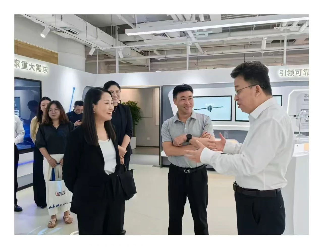 The delegation of leaders from Xicheng District, Beijing, visited the Beijing headquarters of SDSX f
